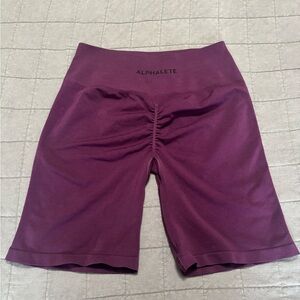 Alphalete Women's Amplify Gravity Ultra High-Waist Scrunch Bike Shorts — Regio